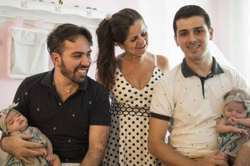 Mamma offre l’utero al figlio gay: nascono Alice e Valentina