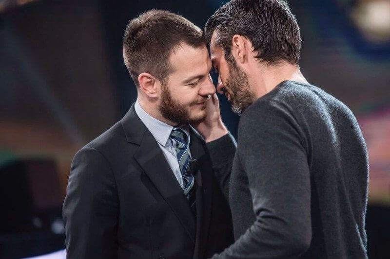 Il bacio tra Alessandro Cattelan e Luca Argentero
