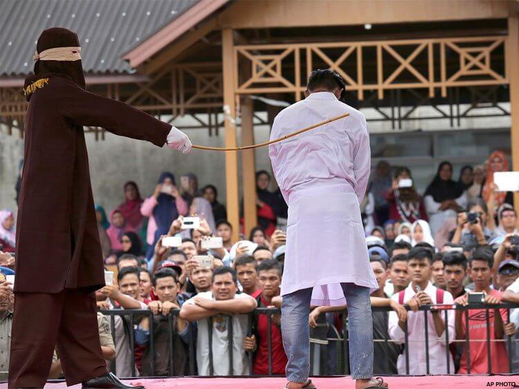 Indonesia, la denuncia dei vicini: “Sono gay”. Adesso rischiano 100 frustate