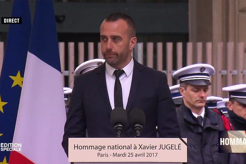 La toccante cerimonia ufficiale per il poliziotto ucciso a Parigi, il compagno: "Non provo odio ma un profondo dolore, ti amerò sempre" - compango jugele - Gay.it