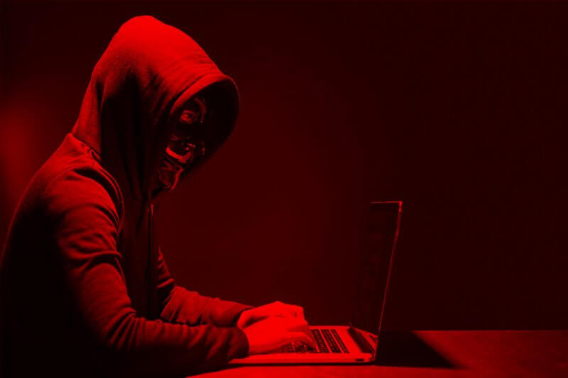 “Finocchio maledetto la pagherai”: insulti e minacce di morte su Facebook, ma per il giudice il profilo è un fake