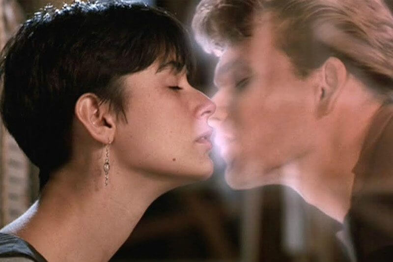 Ghost, il film-icona degli anni ’90, rivive in salsa lesbo: ecco il video