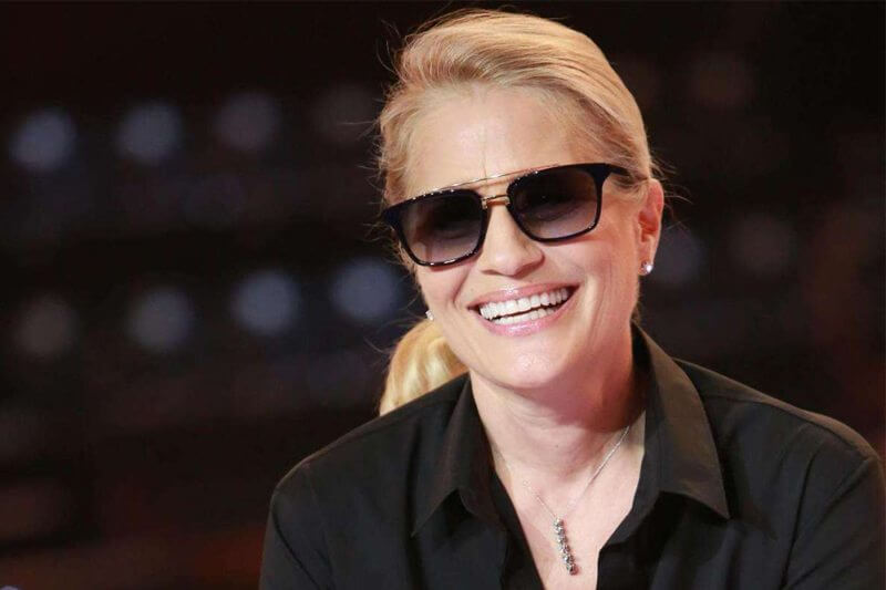 Heather Parisi contro il giornale di Belpietro sui genitori gay: “Un bambino cerca solo amore”