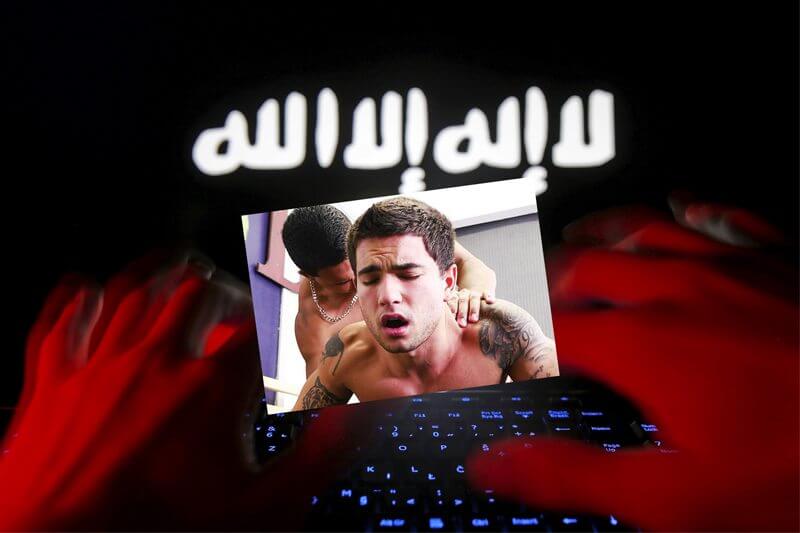 Valanga di foto hard gay invade i profili social dell’ISIS