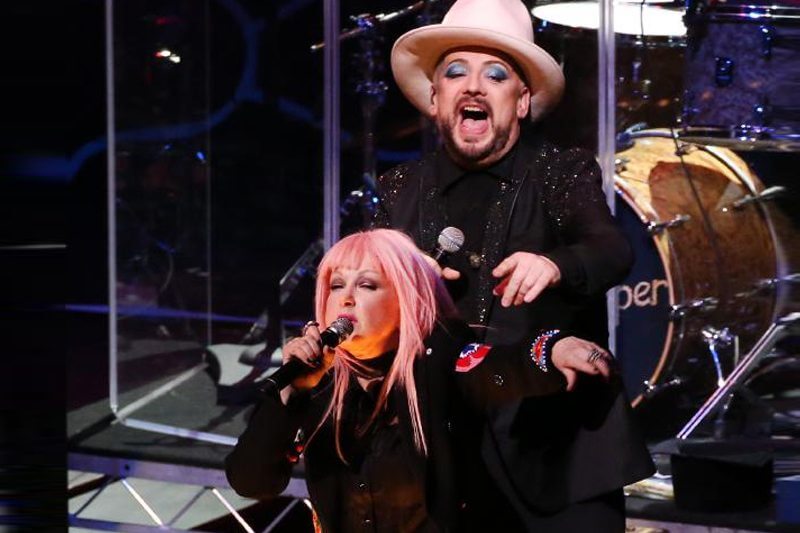 Cyndi Lauper e Boy George cantano insieme Girls Just Wanna Have Fun