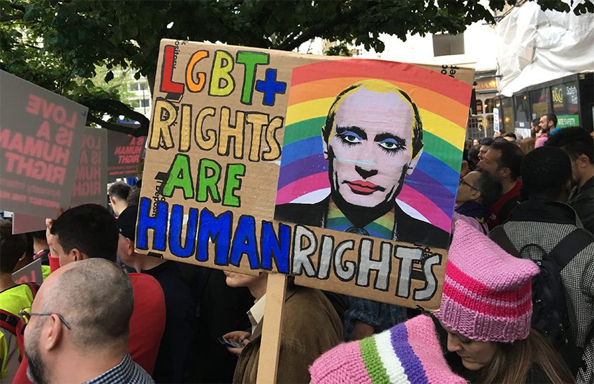Londra scende in strada per dare voce ai gay imprigionati in Cecenia - london russia protest david hudson 2 - Gay.it
