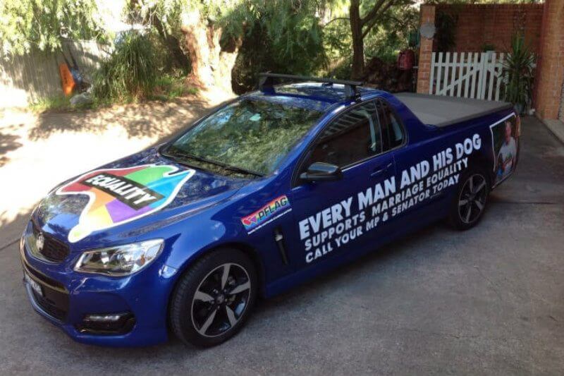 Matrimoni gay, padre australiano gira con macchina in salsa rainbow per supportare il figlio - macchina rainbow 1 - Gay.it