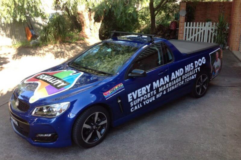 Matrimoni gay, padre australiano gira con macchina in salsa rainbow per supportare il figlio