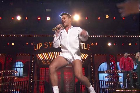 Ricky Martin balla in mutande alla Lip Sync Battle imitando Tom Cruise - martin 1 - Gay.it