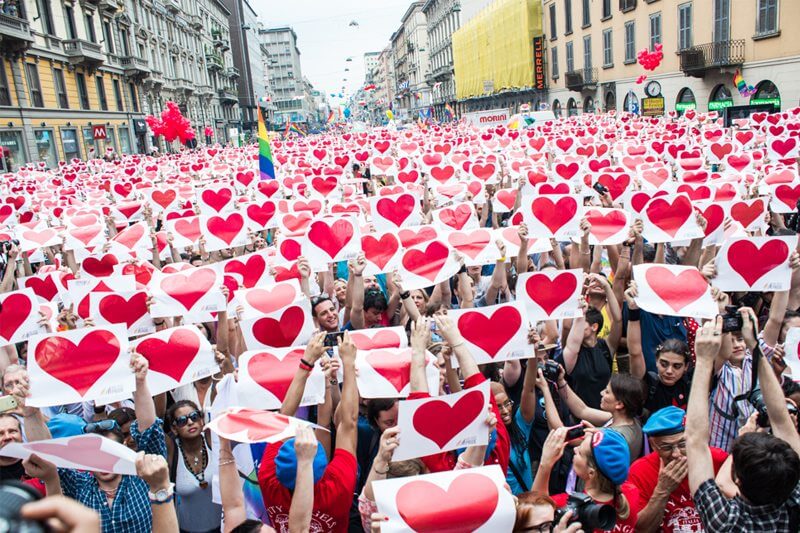Anche Milano pronta a iscrivere all’anagrafe bambini con due mamme