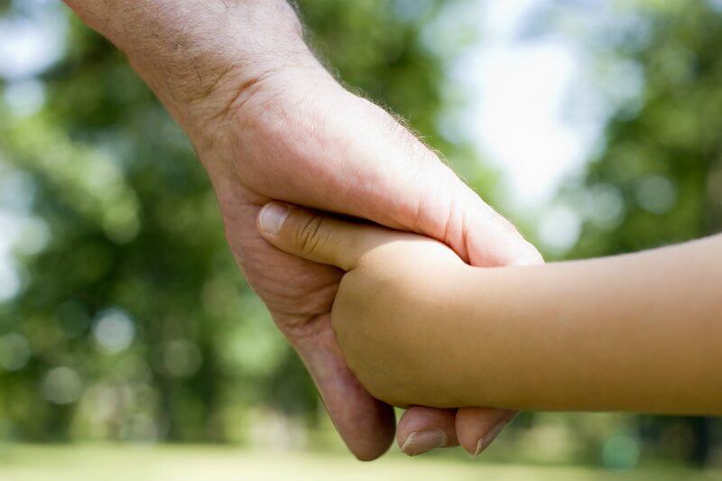 Madre caccia figlio di casa perché gay e il nonno la rinnega: "sei tu contro natura" - nonno nipote - Gay.it