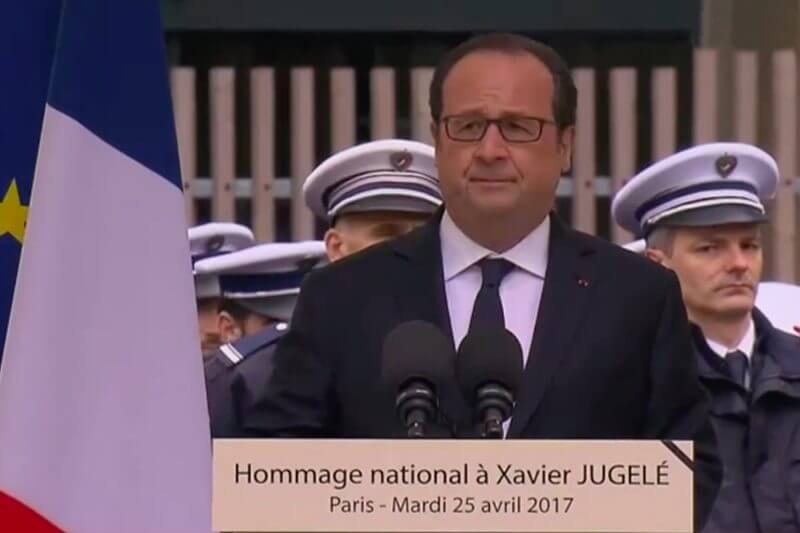 La toccante cerimonia ufficiale per il poliziotto ucciso a Parigi, il compagno: "Non provo odio ma un profondo dolore, ti amerò sempre" - omaggio xavier jugele - Gay.it