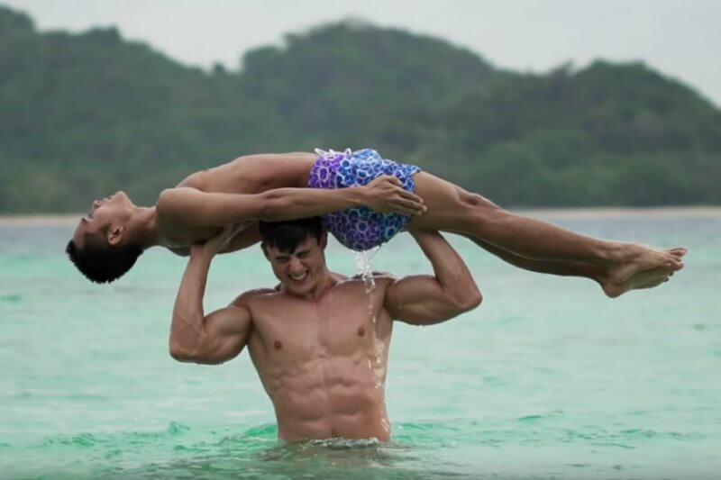 Pietro Boselli, il prof più bello del mondo, accusato di razzismo nel nuovo video - pietro boselli 4 copertina - Gay.it