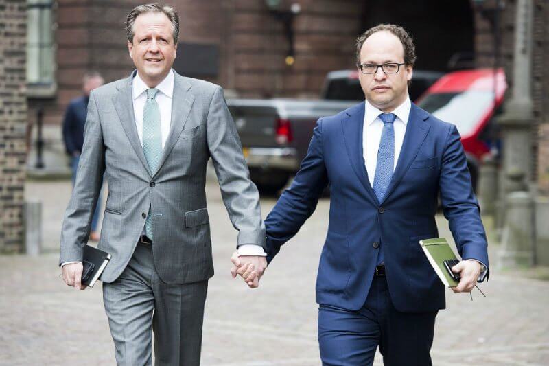 Omofobia in Olanda: politici mano nella mano dopo l'ultimo violento pestaggio - politici mano nella mano 1 - Gay.it