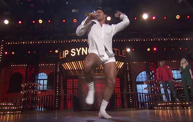 Ricky Martin balla in mutande alla Lip Sync Battle imitando Tom Cruise - ricky martin lip sync battle - Gay.it