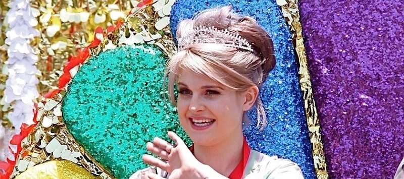 Kelly Osbourne contro le star di Hollywood che fingono di essere gay - sharon osbourne kelly osbourne gay pride parade 0614201003 - Gay.it
