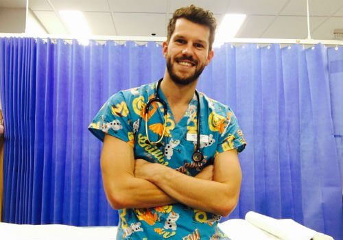 L'irresistibile pediatra (e pallanuotista) gay che regala un sorriso ai bambini malati - simon reid 2 - Gay.it