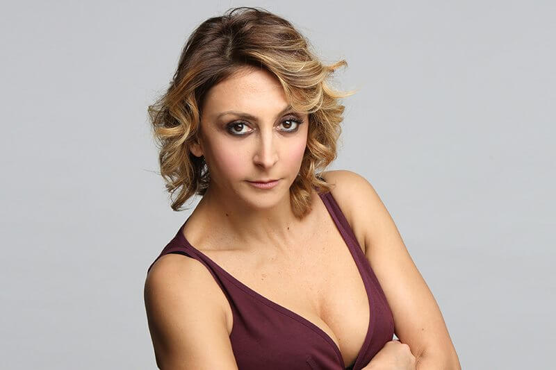Paola Minaccioni: “Conosco l’omofobia e la esorcizzo a teatro”