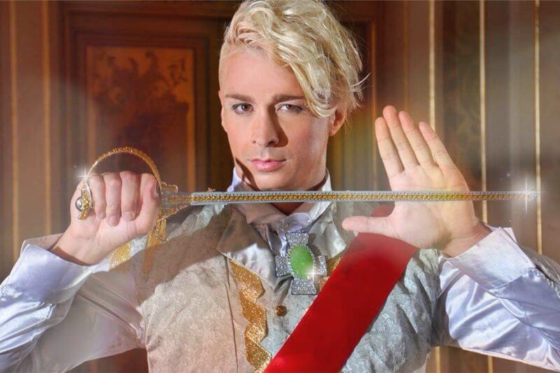 Lady Oscar rivive nel video di Paolo Tuci tra orge, drag e can can