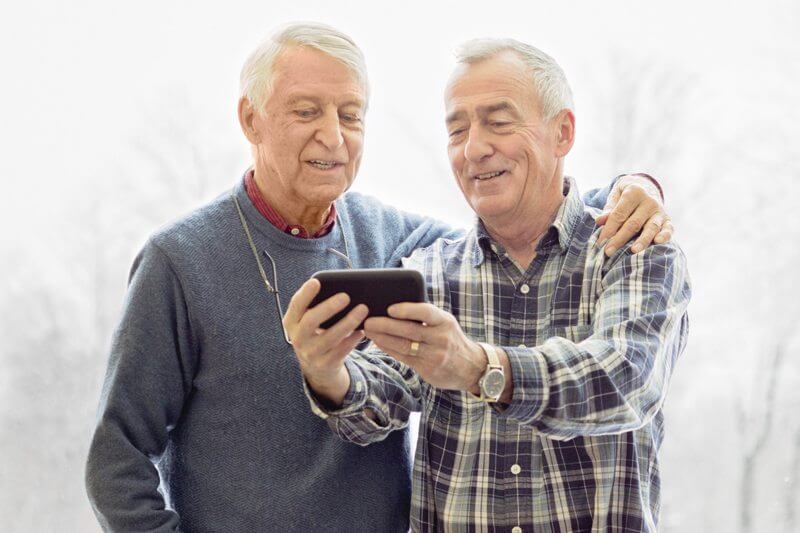 Le persone LGBT over 50 sposate sono più sane (e felici) dei coetanei single