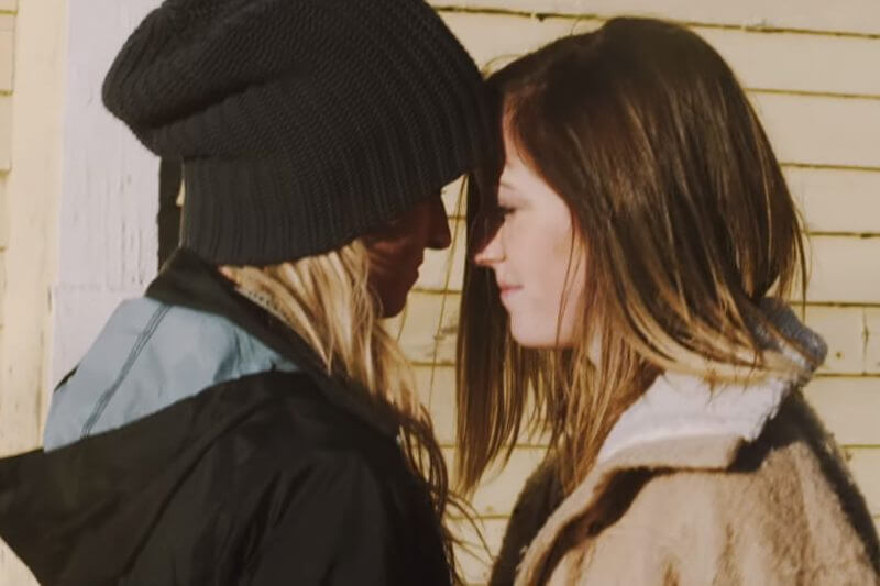 Questa giovane coppia lesbica fa coming out in un modo davvero emozionante