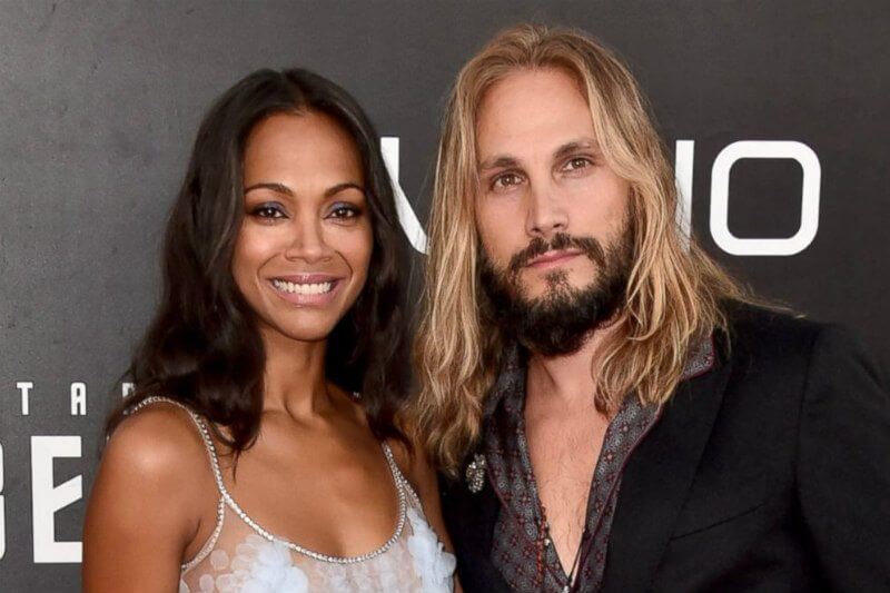 Zoe Saldana mamma queer come Angelina e Charlize: “I miei figli amano il rosa e i brillantini”