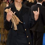 Jaden, il figlio di Will Smith, al Met Gala coi tacchi e i suoi vecchi capelli in mano - Thumbnail