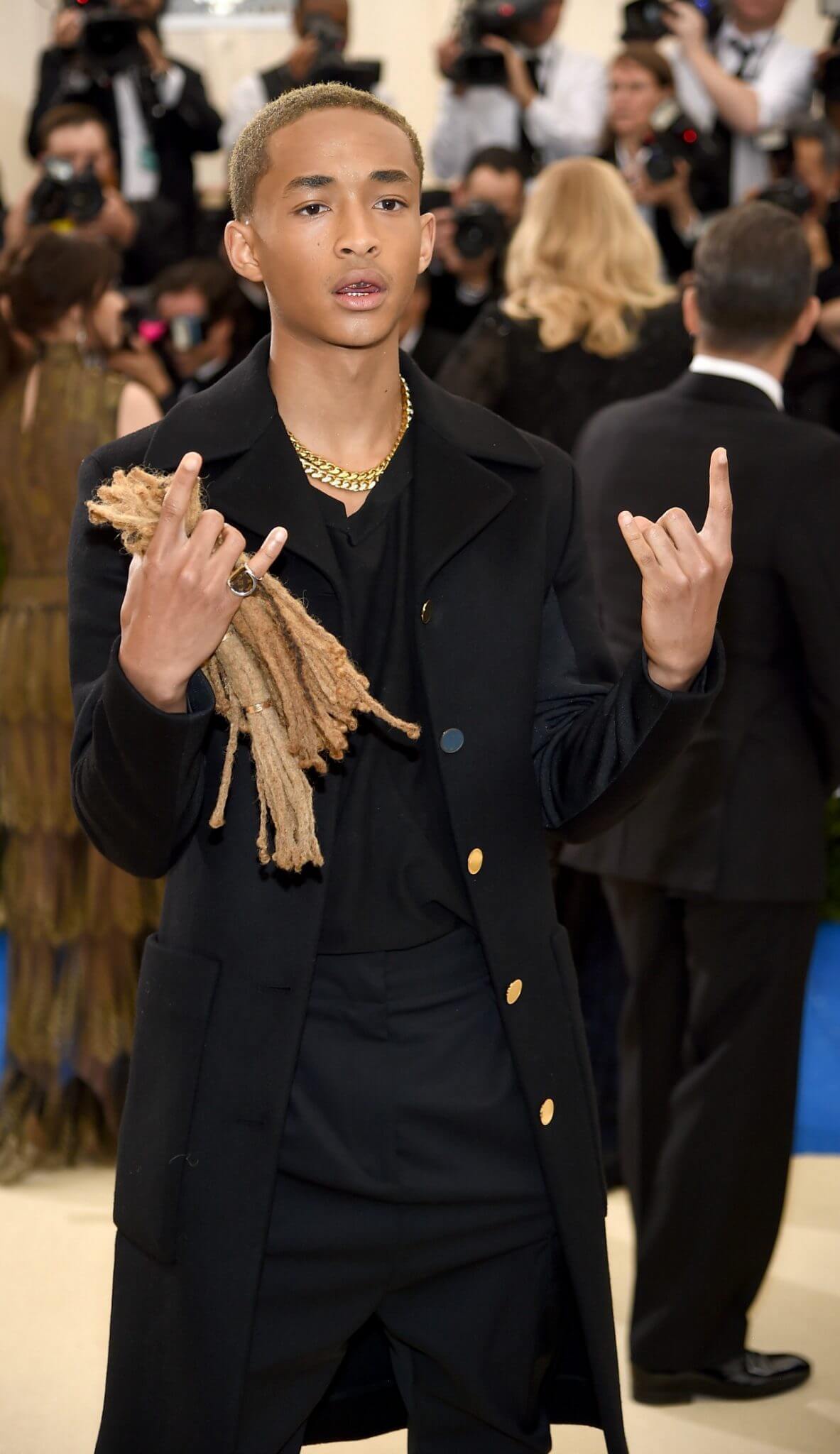Jaden, il figlio di Will Smith, al Met Gala coi tacchi e i suoi vecchi capelli in mano