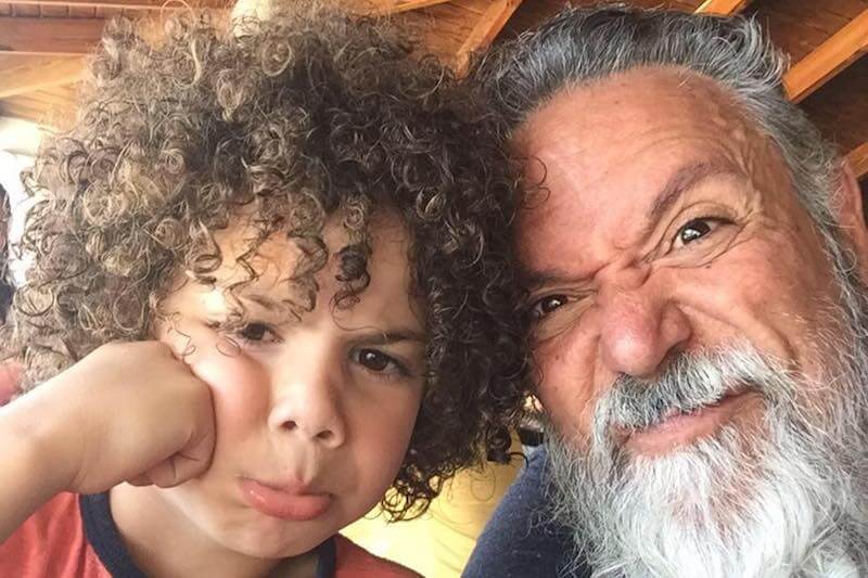 Padre gay accusato in aereo: “Tiene le mani troppo vicine ai genitali di suo figlio”