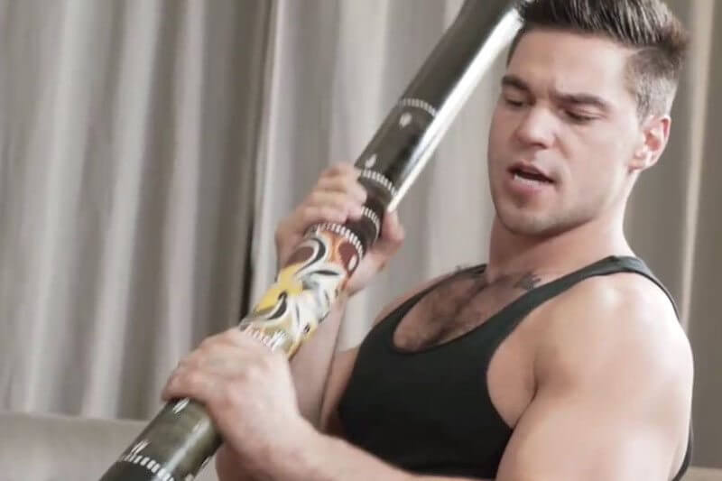 Usano un didgeridoo aborigeno come dildo, studio porno gay accusato di razzismo