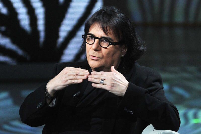 Renato Zero contro la gestazione per altri: “Sono bambini tolti alle madri”