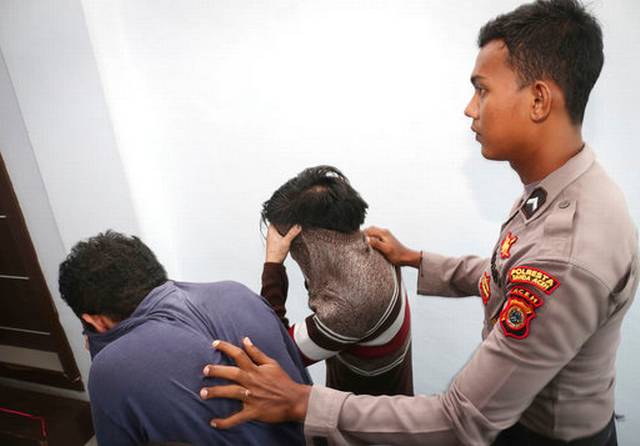 Indonesia, due ragazzi condannati a 80 frustate perché sorpresi a fare sesso - Indonesia Shariah 47263 - Gay.it