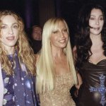 Donatella Versace: 62 anni tra glamour, eccessi, femminismo e amicizie pop - Thumbnail