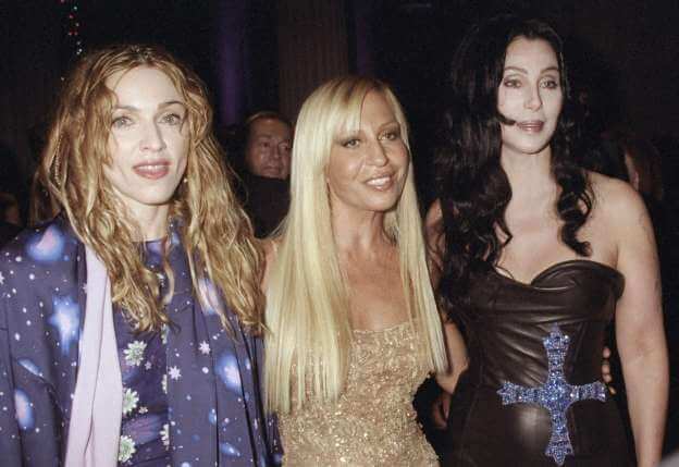 Donatella Versace: 62 anni tra glamour, eccessi, femminismo e amicizie pop