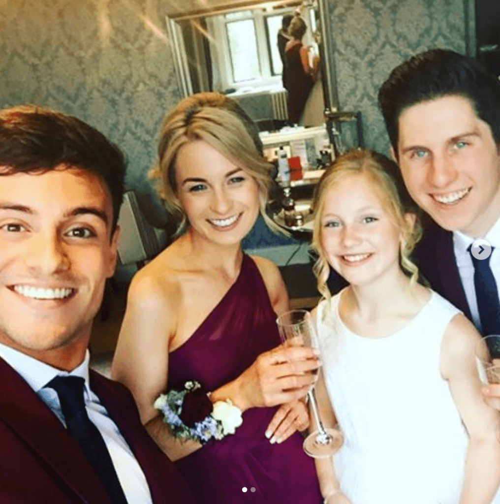 Tom Daley si è sposato con Dustin Lance Black: ecco le foto - Schermata 2017 05 08 alle 12.27.52 - Gay.it