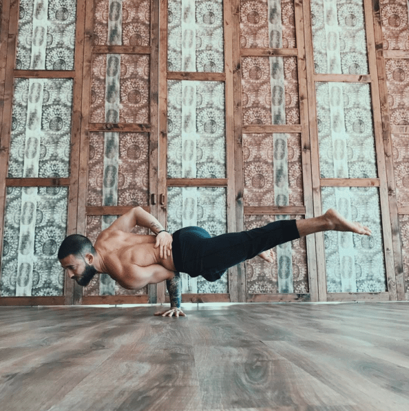 Il maestro di yoga più sexy che abbiate mai visto: viaggio nell'Instagram di Patrick Beach