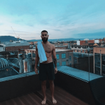 Il maestro di yoga più sexy che abbiate mai visto: viaggio nell'Instagram di Patrick Beach - Thumbnail