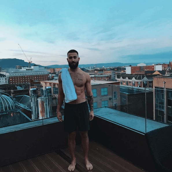 Il maestro di yoga più sexy che abbiate mai visto: viaggio nell'Instagram di Patrick Beach