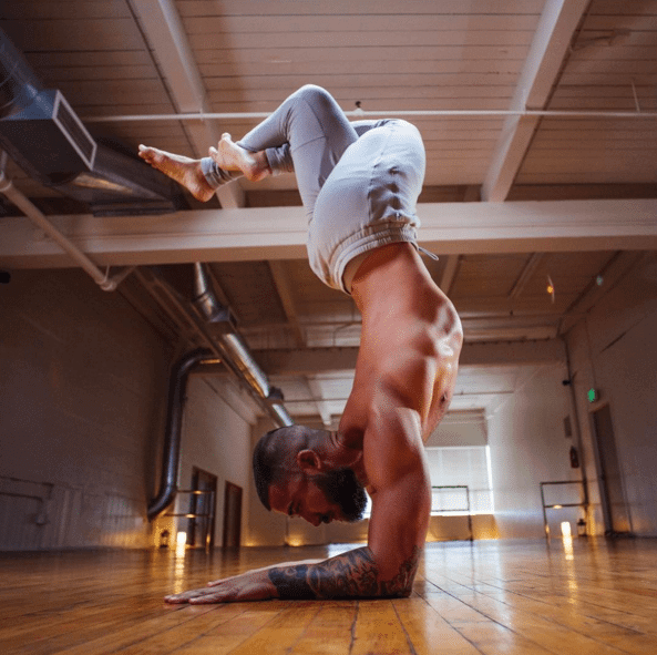 Il maestro di yoga più sexy che abbiate mai visto: viaggio nell'Instagram di Patrick Beach
