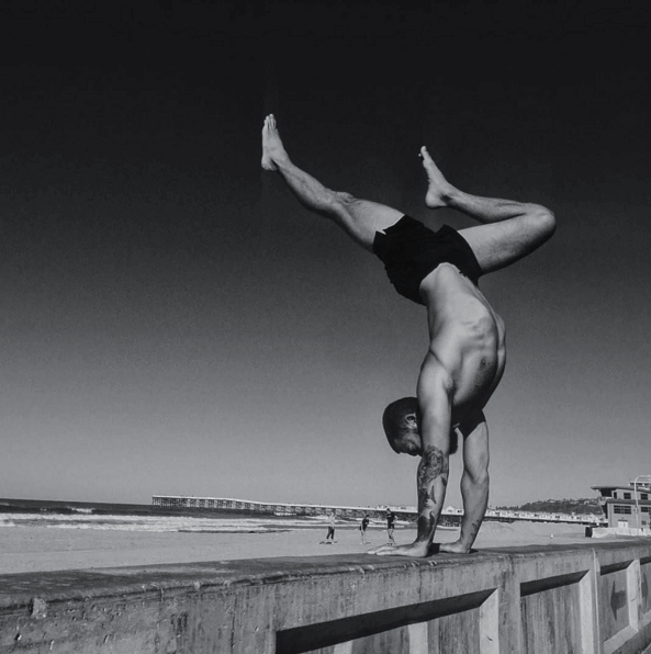 Il maestro di yoga più sexy che abbiate mai visto: viaggio nell'Instagram di Patrick Beach