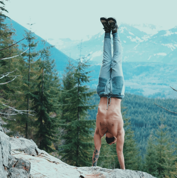 Il maestro di yoga più sexy che abbiate mai visto: viaggio nell'Instagram di Patrick Beach