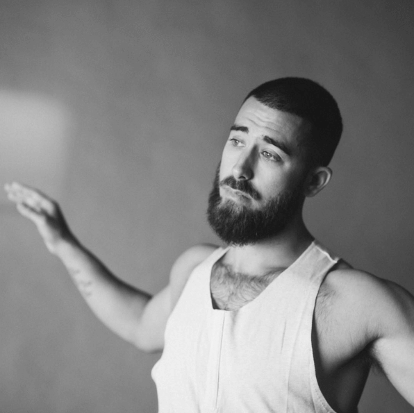 Il maestro di yoga più sexy che abbiate mai visto: viaggio nell'Instagram di Patrick Beach