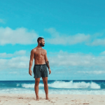 Il maestro di yoga più sexy che abbiate mai visto: viaggio nell'Instagram di Patrick Beach - Thumbnail