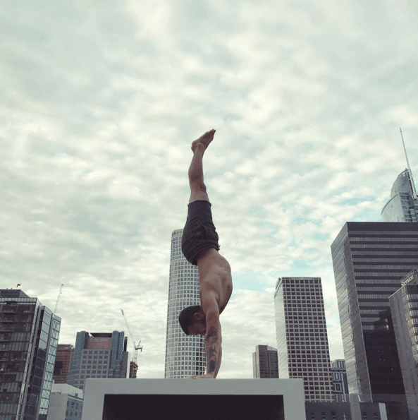 Il maestro di yoga più sexy che abbiate mai visto: viaggio nell'Instagram di Patrick Beach
