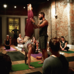 Il maestro di yoga più sexy che abbiate mai visto: viaggio nell'Instagram di Patrick Beach - Thumbnail
