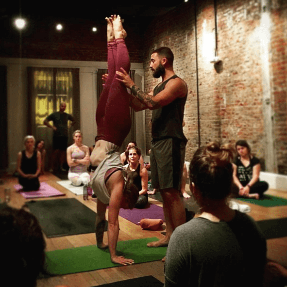 Il maestro di yoga più sexy che abbiate mai visto: viaggio nell'Instagram di Patrick Beach