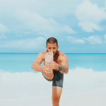 Il maestro di yoga più sexy che abbiate mai visto: viaggio nell'Instagram di Patrick Beach - Thumbnail