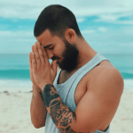 Il maestro di yoga più sexy che abbiate mai visto: viaggio nell'Instagram di Patrick Beach - Thumbnail