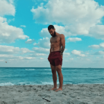 Il maestro di yoga più sexy che abbiate mai visto: viaggio nell'Instagram di Patrick Beach - Thumbnail