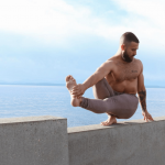 Il maestro di yoga più sexy che abbiate mai visto: viaggio nell'Instagram di Patrick Beach - Thumbnail